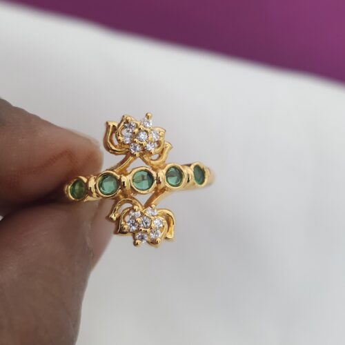 Adjustable finger ring with emeralds stones