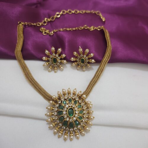 Neck choker with green stone