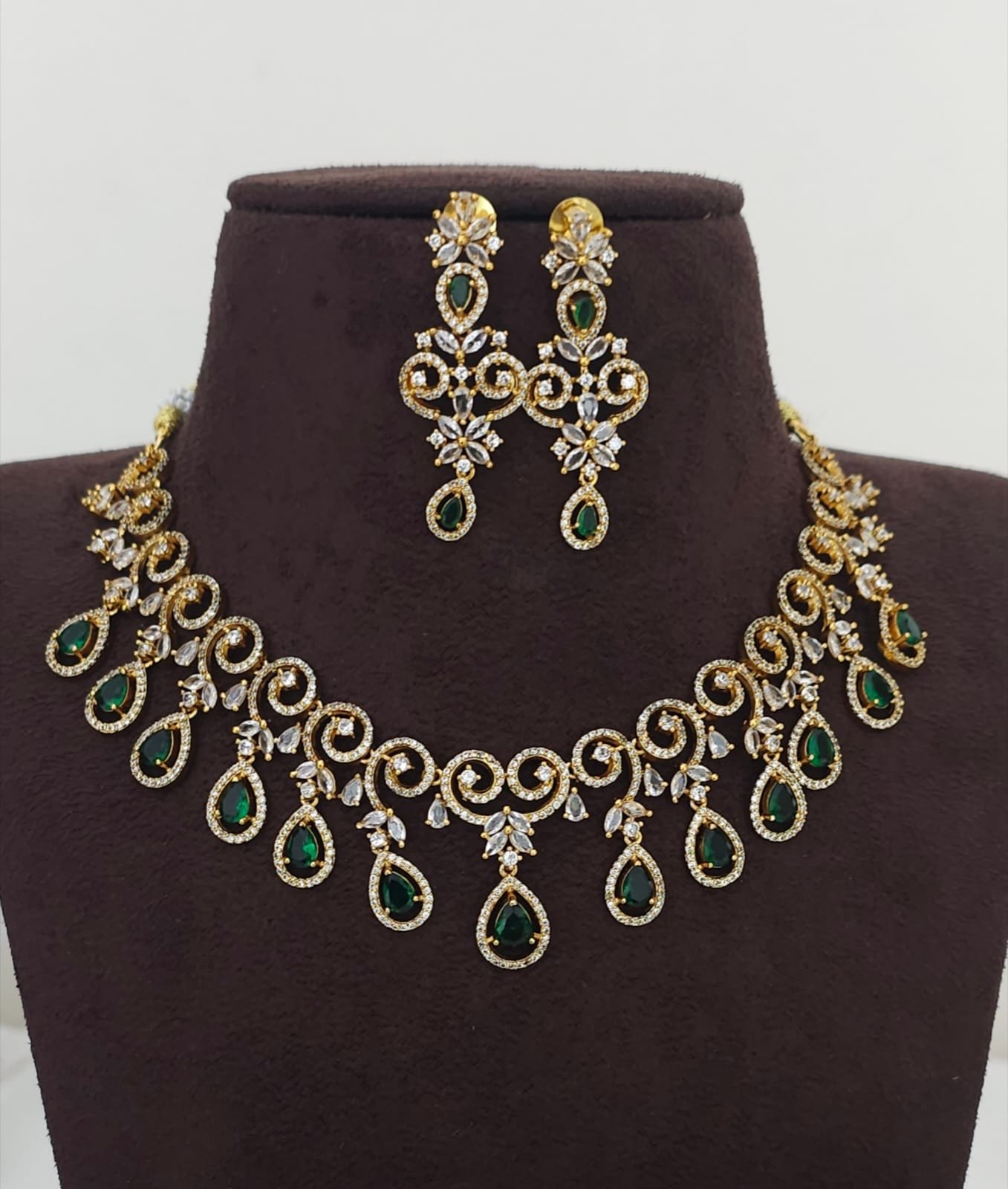 2026/08/1005895155.jpg Green stone czs stone neck set 1299 free shipping - Image 1
